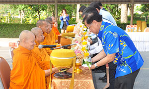 ราชมงคลรวมใจทำบุญตักบาตร