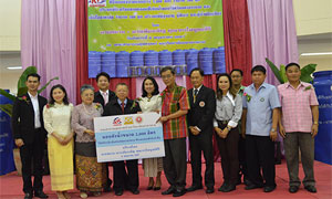 ม.มหาสารคาม มอบถังน้ำให้โรงเรียนขาดแคลนและเก้าอี้สุขาพาสุขแก่ผู้พิการ