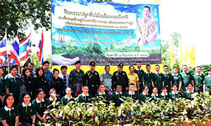 นิสิตชมรมพรางเขียว ม.มหาสารคาม ปลูกต้นยางนา 800 ต้น เฉลิมพระเกียรติ สมเด็จพระเจ้าอยู่หัวมหาวชิราลงกรณ บดินทรเทพยวรางกูร เนื่องในโอกาสมหามงคลเฉลิมพระชนมพรรษา 66 พรรษา