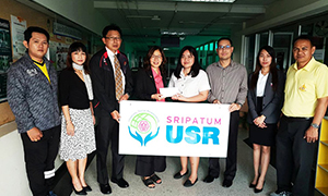 SRIPATUM USR มอบเงินช่วยเหลือนักศึกษาประสบภัยน้ำท่วม จ.อุบลราชธานี