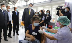 รมว.สุชาติ ตรวจเยี่ยมความคืบหน้าการฉีดวัคซีนผู้ประกันตน ม.33 ที่จุดฉีดฯ สโมสรธนาคารกรุงเทพ ถ.ศรีนครินทร์