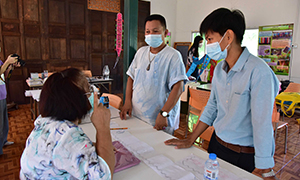 มทร.ธัญบุรี ‘สอนเขียนลายสไบมอญ’ วิสาหกิจชุมชนกลุ่มแม่บ้านเกษตรบ้านกระแชง