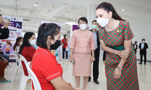 รมว.แรงงาน มอบที่ปรึกษา มอบใบประกาศขอบคุณภาคเอกชนร่วมสนับสนุนการฉีดวัคซีนผู้ประกันตน ม.33