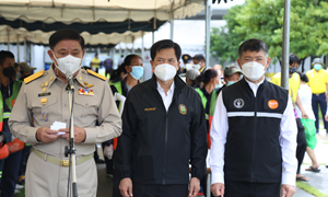 รมว.สุชาติ ส่งเลขา จับมือ กทม. ตำรวจนครบาล มอบถุงยังชีพ ช่วยชาวแฟลตดินแดงสู้ภัยโควิด-19