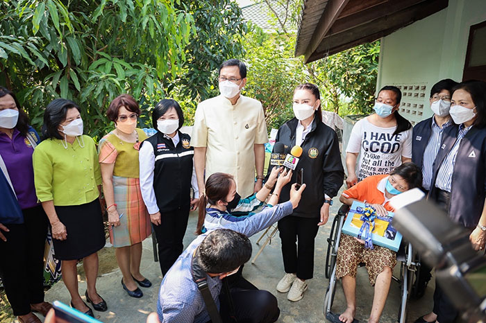 รมว.สุชาติ’ ห่วงผู้ประกันตนทุพพลภาพ มอบ ‘ที่ปรึกษา’ ‘โฆษก’ ลงพื้นที่ให้กำลังใจถึงบ้านที่นครปฐม