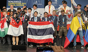 “เยาวชนไทยไม่แพ้ชาติใดในโลก” 2 ตัวเเทนเยาวชนไทย ศิษย์เก่าคณะวิศวกรรมศาสตร์ คว้าเหรียญฝีมือยอดเยี่ยม สาขาเมคคาทรอนิกส์ จากเวที WorldSkills Competition 2022 Special Edition