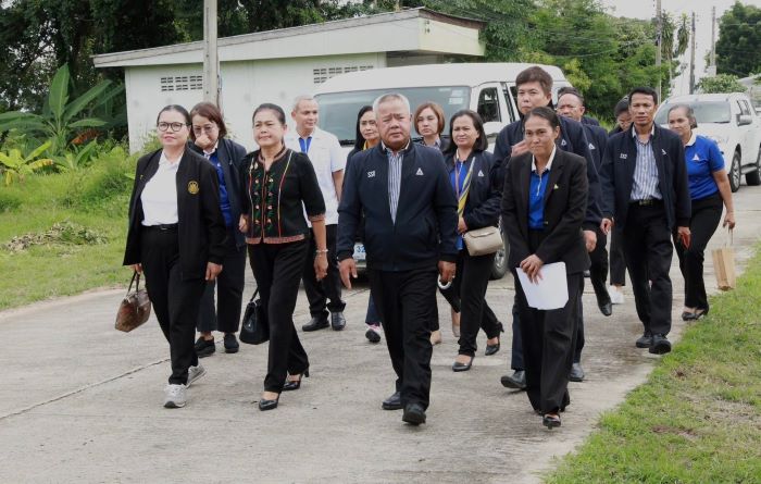 'พิพัฒน์' มอบ 'บุญสงค์' เลขาฯ สปส. ตรวจเยี่ยมผู้ประกันตนทุพพลภาพ ถึงบ้านพักในจังหวัดสุรินทร์