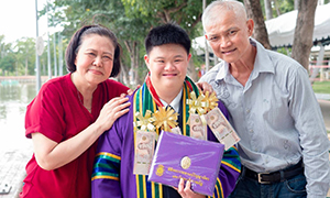 ​น้องวุฒิ หรือ ณัฐวุฒิ  กีรติชัยพันธ์   “มือกลองดาวน์ซินโดรม” บัณฑิตใหม่จากรั้วราชภัฏบ้านสมเด็จเจ้าพระยา  คว้า ป.ตรีด้านดนตรี พ่วงบัณฑิตดีเด่น