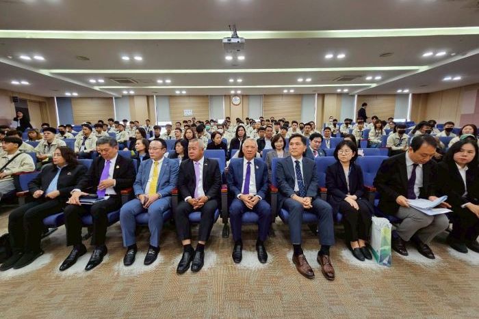 “พิพัฒน์” เยี่ยมแรงงานไทยชุดใหม่ถึงศูนย์แรกรับยอจู เกาหลีใต้ พร้อมขอความร่วมมือ KLEF ผลักดันโอกาสแรงงานไทย
