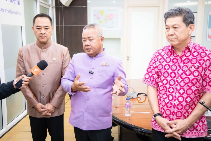“ก.แรงงาน” เปิดศูนย์ช่วยเหลือแรงงานไทยในอิสราเอล–อิหร่าน “ปลัดฯบุญสงค์” ขอความร่วมมือแรงงานดาวน์โหลดแอป Smart TOEA และเปิดระบบติดตามตำแหน่ง