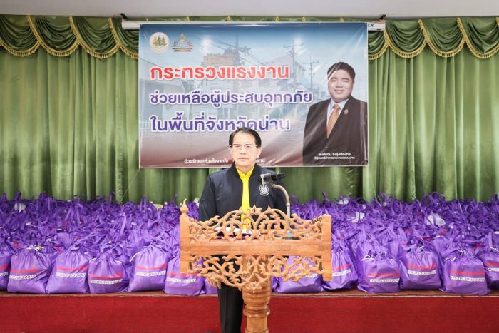 “พงศ์กวิน”มอบเลขาฯ สุรสิทธิ์ นำทีมกระทรวงแรงงาน ลงพื้นที่มอบถุงยังชีพ สร้างขวัญกำลังใจชาวน่านประสบอุทกภัย