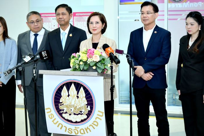 “ตรีนุช” รมว.แรงงาน มอบใบอนุญาตทำงานนักธุรกิจต่างชาติ ย้ำ E-WorkPermit ตอบโจทย์แรงงานต่างด้าว สะดวก โปร่งใส ตรวจสอบได้