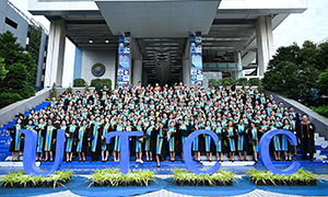 ม.หอการค้าไทย UTCC จัดพิธีประสาทปริญญาบัตร พร้อมมอบปริญญาดุษฎีบัณฑิตกิตติมศักดิ์แก่ 3 ผู้ทรงคุณวุฒิระดับประเทศ