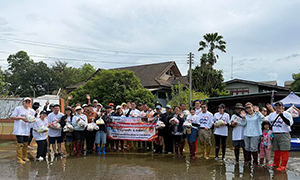 วิทยาลัยผู้นำและนวัตกรรมสังคม ม.รังสิต นำทีมคณาจารย์และนักศึกษาลงพื้นที่มอบสิ่งของช่วยผู้ประสบภัยน้ำท่วม จ.ฉะเชิงเทรา